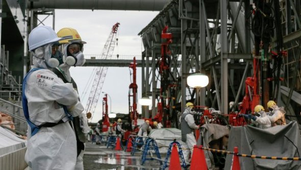 Ажилчид  ТЭПКО-гийн (Токиогийн Эрчим хүчний компани) эзэмшил цунамид гэмтсэн Фукушима Даичи АЦС-ыг тойруулан газар дор хамгаалалтын мөсөн хана босгож байгаа нь. Гэрэл зургийг: Мэдээллийн Ройтерс агентлаг, Кимимаса Маяма.  